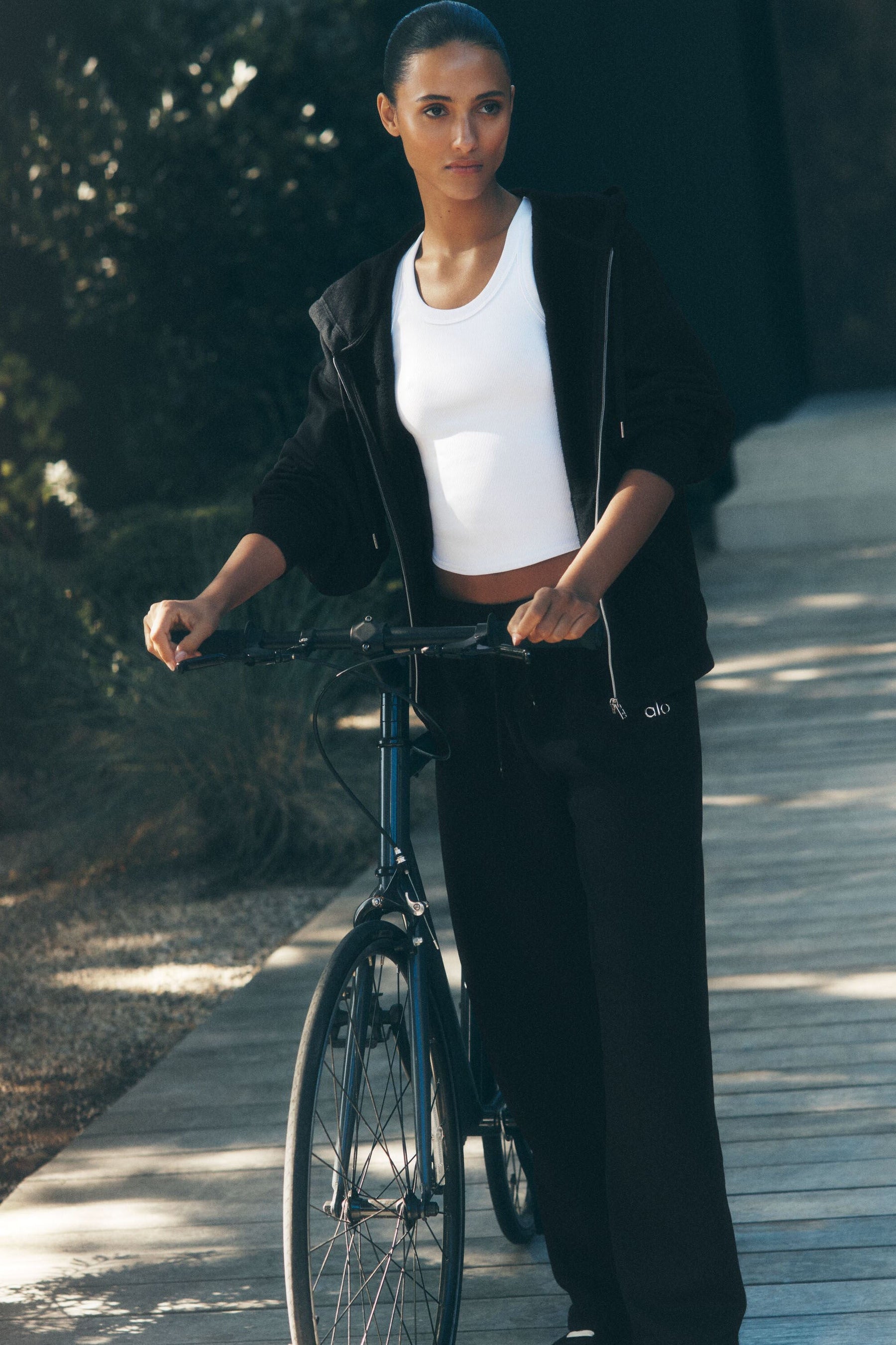 ALO Accolade Straight Leg Sweatpant in Black